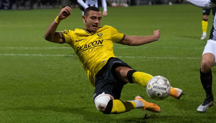 Rutschender Giorgos Giakoumakis | VVV-Venlo Fußballspieler | Seacon Blue | Seacon Logistics
