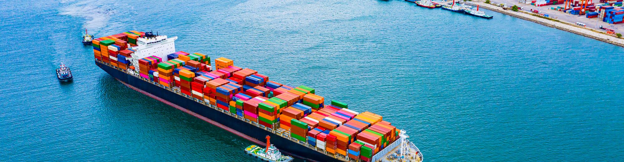 Farbige Container auf einem Containerschiff im klaren blauen Meer | Seefracht | Seacon Logistics