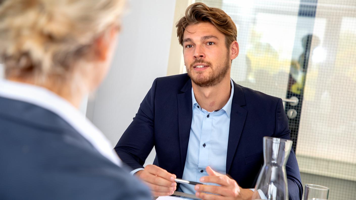 Business developer in conversation with colleague | Your logistics service provider | Seacon Logistics 