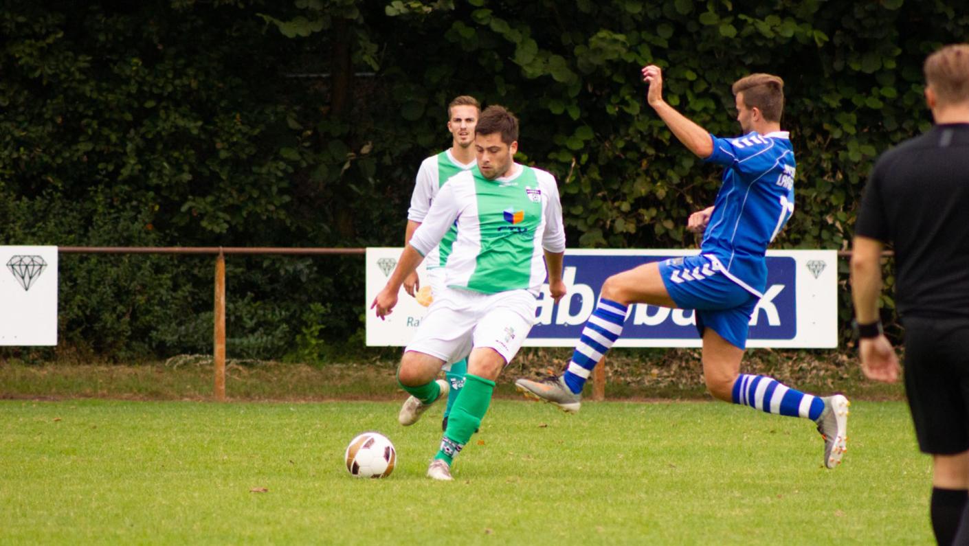 Jungen in Aktion während eines Fußballspiels | HBSV | Seacon Blue | Seacon Logistics