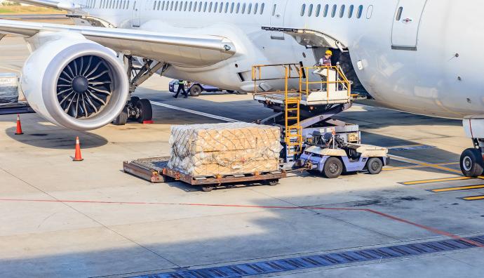 Verladung von Luftfracht in ein Flugzeug | Seacon Logistics