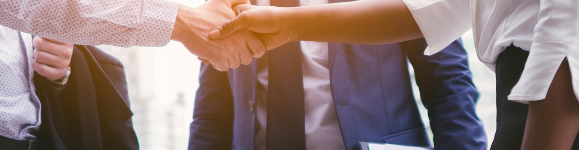 Menschen geben sich die Hand | Seacon Logistics