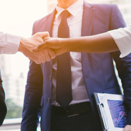 People shake hands | Seacon Logistics