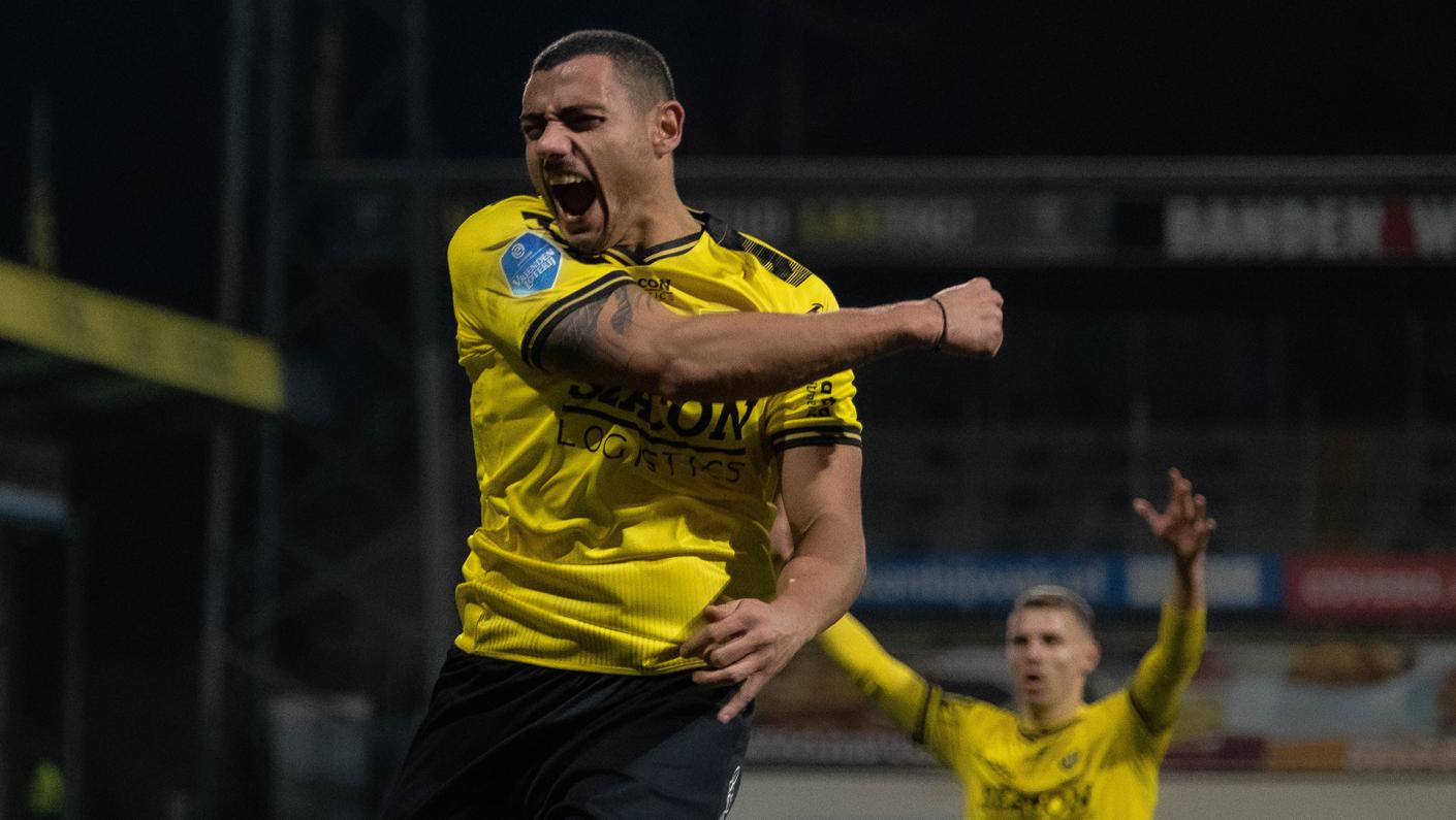 Jubelnder Giorgos Giakoumakis | VVV-Venlo Fußballspieler | Seacon Blue | Seacon Logistics