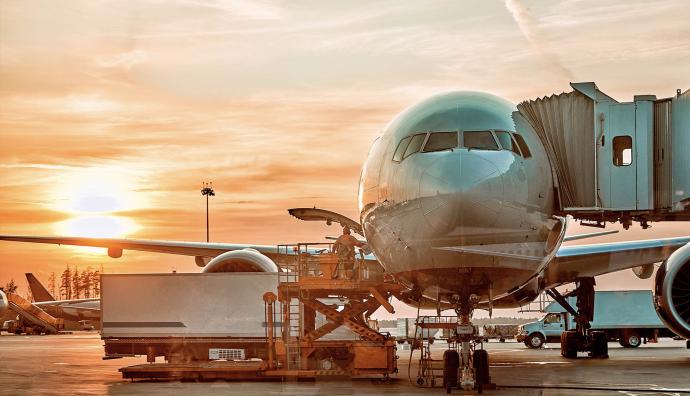 Flugzeug mit Luftfracht in einem Sunset-Terminal | Seacon Logistics